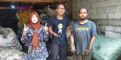 Caleg Partai Ummat Ervinna Temui Para Pemulung