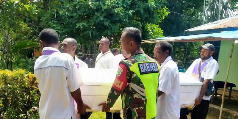 Wujud Kepedulian Babinsa Hadiri Prosesi Pemakaman Salah Satu Warga Kampung Yobdi