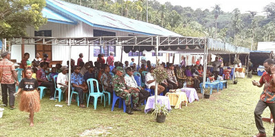 Babinsa Hadiri Pemasangan Atap Seng Gedung Gereja SHIKEM Warbefondi