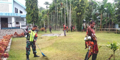 Babinsa Bantu Warga Bersihkan Halaman Gereja