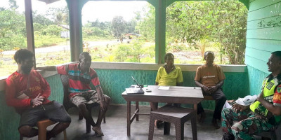 Babinsa Biak Timur Silaturahmi ke Rumah Sekdes Sawadori di Desa Binaan