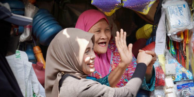 Saat Siti Atikoh Blusukan, Pedagang Pasar Pagotan Madiun Berpantun untuk Ganjar 