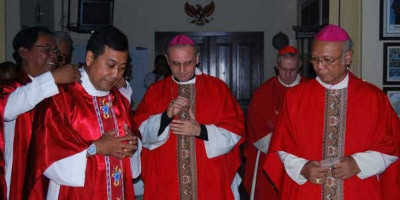 Mengenal Arti Reverendus Dominus