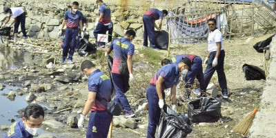 Tanggulangi Pencemaran Lingkungan, Bakamla RI Bersihkan Pesisir Pantai