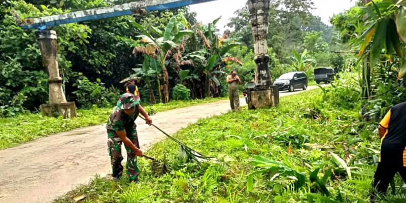 Sinergitas TNI-Polri Gelar Karya Bakti Membersihkan Lokasi Gapura Batas Distrik