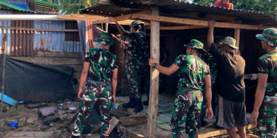 Prajurit Marinir Laksanakan Bedah Rumah Warga Di Sebatik