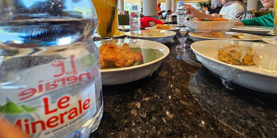 Le Minerale Jadi Pilihan Restoran Pagi Sore untuk Temani Sajian Kuliner Lokal Khas Minang