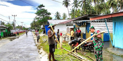 Sambut Nataru, Babinsa Bersama Warga Jemaat Gereja Buat Pagar dan Lampu Hias
