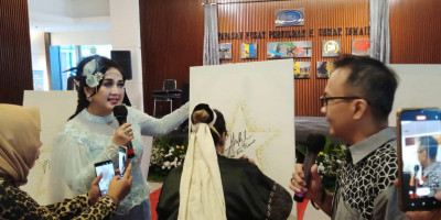 Adi Bing Slamet dan Iyut Teken Bintang Prasasti Artis Indonesia