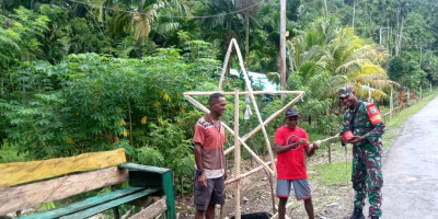 Bulan Penuh Kasih, Babinsa dan Warga Hiasi Jalan dengan Pernak-Pernik Natal