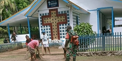 Jelang Natal, Babinsa Bersama Warga Membersihkan Halaman Gereja GKI Icthus