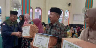 Wako Hendri Septa Serahkan Hadiah Penilaian Rumah Kos Terbaik di Gunung Pangilun