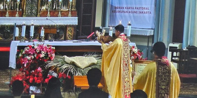 Ribuan Umat Katolik Penuhi Misa Malam Natal di Katedral Jakarta
