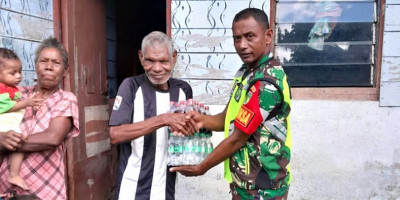 Babinsa Posramil Biak Timur Berikan Bingkisan Natal kepada Masyarakat Kampung Sawadori