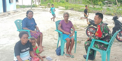 Babinsa Komsos dengan Warga Binaan di Kampung Inyobi