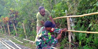 Jalin Keakraban, Babinsa Bantu Warga Buat Pagar Jalan