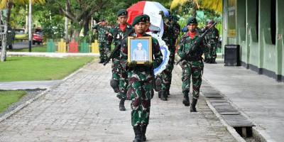 Komandan Pasmar 3 Hadiri Upacara Pelepasan Jenazah Almarhum Prajurit Yonif 133/YS