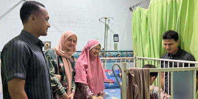 Komandan Yonmarhanlan III Jenguk Keluarga Anggota yang Dirawat di Rumah Sakit