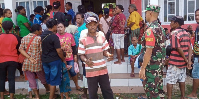 Babinsa Bantu Awasi Penyaluran BLT di Wilayah Binaan