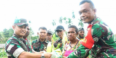 Dandim 1708/BN Panen Jagung dalam Rangka Program Ketahanan Pangan Koramil 1708-03/BB