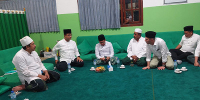 Ribuan Santri Sambut Pasangan AMIN di  Pondok Pesantren Walisongo Situbondo 