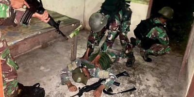 Yonif 11 Marinir Lakukan Pengepungan dan Penggeledahan Rumah Sasaran Musuh