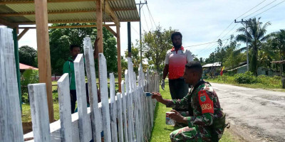 Semangat Gotong-Royong, Babinsa Bersama Warga Cat Pagar Puskesmas