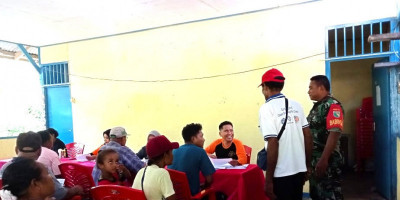 Babinsa Posramil Biak Timur Dampingi Penyaluran BLT dan PKH di Wilayah Binaan