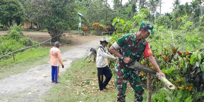 Wujud Nyata, Babinsa Bantu Warga Perbaiki Pagar Jalan yang Rusak