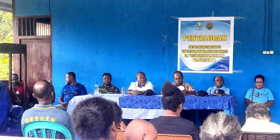 Danposramil Biak Timur dan Babinsa Dampingi Penyaluran BLT Dana Desa di Kampung Sunde