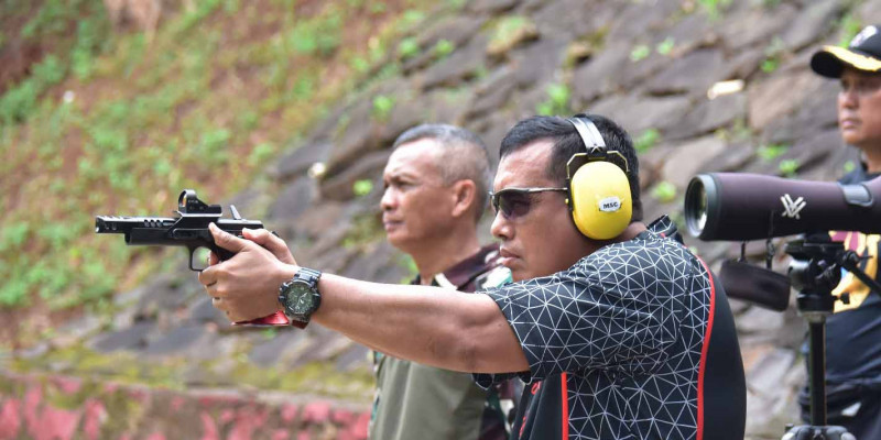 Tingkatkan Kemampuan, Dankormar Laksanakan Latihan Menembak Pistol