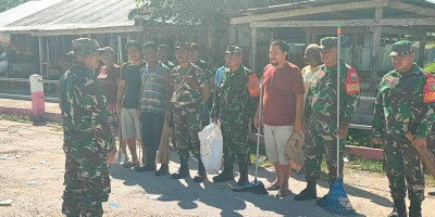 Bersama Rakyat Babinsa Koramil 1708-05/Numfor Karya Bakti Membersihkan Pasar