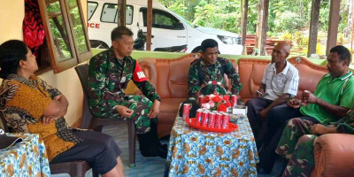 Danramil dan Babinsa Anjangsana ke Rumah Ketua Klasis Biak Barat