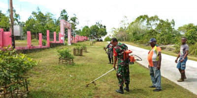 Babinsa Bersama Perangkat Pemerintah Gotong-Royong Bersihkan Bahu Jalan Depan Kantor Distrik Biak Timur