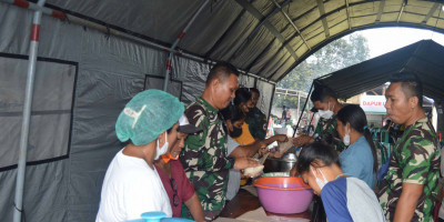Kapuspen TNI: TNI Dirikan Tenda Kesehatan dan Dapur Umum Bantu Korban Erupsi Gunung Lewotobi NTT