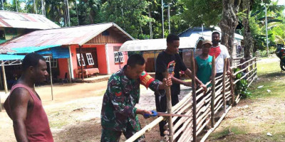 Kemanunggalan TNI-Rakyat, Babinsa Bantu Warga Buat Pagar dari Kayu Buah