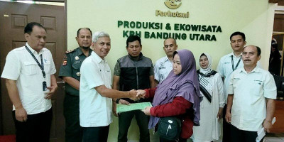 Mandor Sadap Getah Pinus Dapat Santunan dari Perhutani Bandung Utara