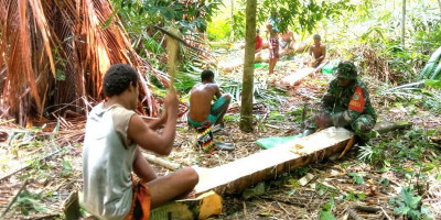 Jaga dan Lestarikan Kearifan Lokal, Babinsa Posramil Warsa Komsos Bersama Warga Penokok Sagu