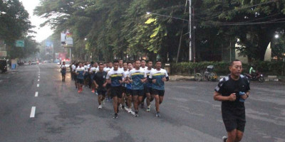 Kasmenarmed 2 Kostrad Pimpin Prajurit Laksanakan Pembinaan Lari Bersama
