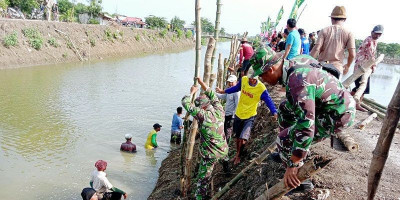 Dandim Lamongan Pantau Karya Bakti dan Baksos Penanggulangan Bencana