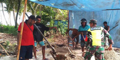 Babinsa Bersama Warga Cetak Batako untuk Pembangunan Tugu Injil di Wilayah Binaan