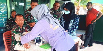 Peduli Kesehatan Masyarakat, Personel Posramil Biak Timur Dampingi Nakes Kegiatan Screening
