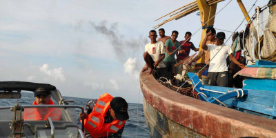 KRI Bontang-907 Bantu Evakuasi KM. Baru Hijrah Di Laut Perbatasan Indonesia-Thailand