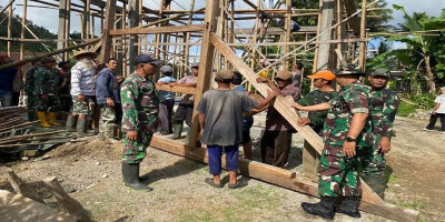Anggota Koramil Gandusari Gelar Gotong Royong Bangun Mushola Al Muttaqin