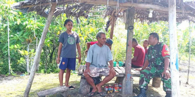 Pererat Keakraban di Wilayah Tugas, Babinsa Komsos Bersama Warga Kampung Woniki