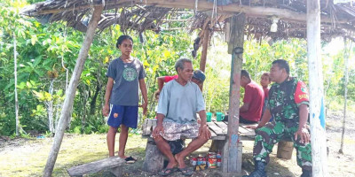 Pererat Keakraban di Wilayah Tugas, Babinsa Komsos Bersama Warga Kampung Woniki