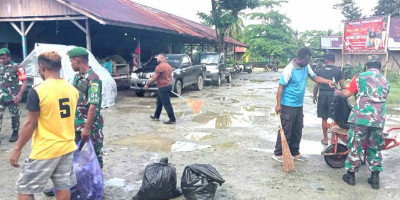 Bangun Budaya Bersih, Koramil 1708-04/Supiori Selatan Bersihkan Lingkungan Pasar Korido