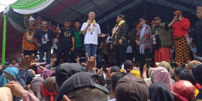 Ganjar Panen Raya Ikan Bandeng bersama Ribuan Petani Tambak Karawang
