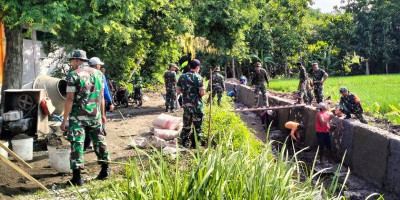 Warga dan Anggota Koramil Ngimbang Bahu-membahu Perbaiki Irigasi