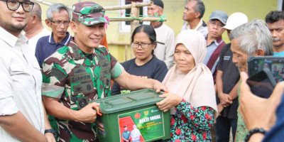 Panglima TNI  Salurkan 1.000 Paket Sembako Untuk Korban Gempa Sumedang